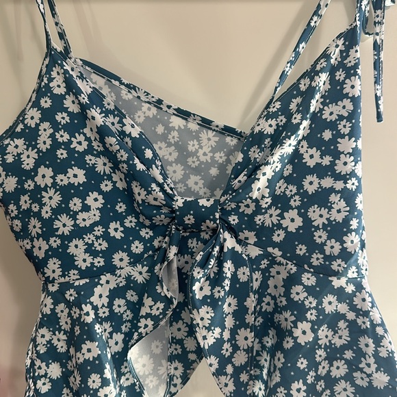 3/$15 NWT cropped blue floral top medium - Picture 4 of 8